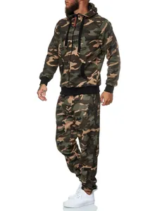 Vista detallada del chándal de forro polar de camuflaje para hombre con sudadera con capucha