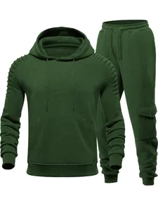 Detailansicht eines dunkelgrünen Herren-Hoodie-Sets mit Falten und einer Cargo-Hose