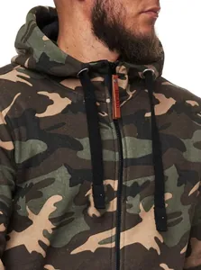Detalle de sudadera con capucha de camuflaje para hombre con forro polar y cremallera negra.
