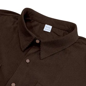 Dettaglio del colletto della camicia di velluto marrone con etichetta XXL poliestere
