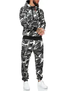 Vista completa del chándal de camuflaje gris para hombre con sudadera con capucha y jogger.