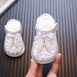 Modische weiße Sandalen für Kleinkinder mit Hasenohren und leuchtenden Sohlen