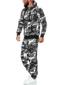 Vista de cuerpo completo del chándal de camuflaje gris para hombre con chaqueta y pantalones
