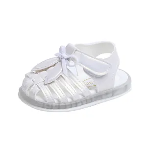 Weiße Baby Mädchen Sandalen für den Sommer mit Leuchtsohle und süßem Schleifen-Detail