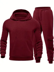 Detailansicht von burgunderfarbenem Herren-Trainingsanzug mit Faltenkapuzenpullover