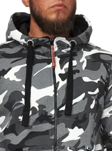 Detalle de sudadera con capucha de camuflaje gris para hombre con tirador de cremallera