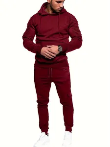 Detail von weinrotem Herren-Hoodie-Set mit plissierten Raglanärmeln