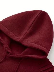 Nahaufnahme eines weinroten Herren-Hoodies mit plissierten Schultern und weichem Stoff