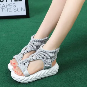 Vue détaillée de sandales compensées élégantes en tricot gris avec semelle blanche