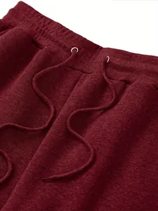Detaillierte Makroaufnahme der Textur des burgunderroten Fleece-Kapuzenpullovers.