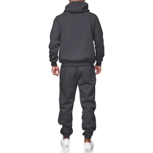 Vista posterior de un conjunto de chándal con capucha gris oscuro para hombre