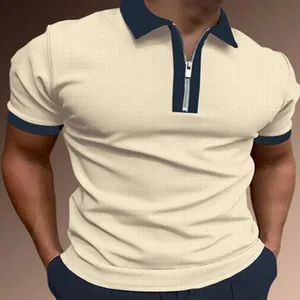 Detailansicht eines beigen Herren-Poloshirts mit marineblauem Kragen und Reißverschluss