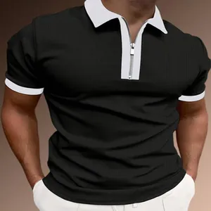 Detailansicht eines schwarzen Herren-Poloshirts mit weißem Kragen und Silber-Reißverschluss