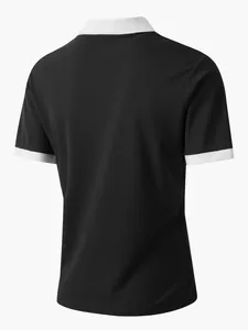 Rückansicht eines klassischen schwarzen Herren-Poloshirts mit weißem Kontrastkragen