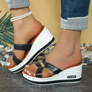 Vista lateral de elegantes sandalias de cuña blancas y negras con plataformas