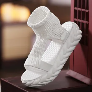Vue latérale de sandales à plateforme en tricot blanc avec semelle tressée