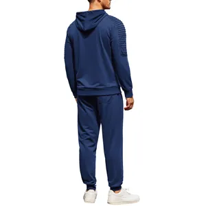 Herren Trainingsanzug in Marineblau mit plissierten Schultern und Kapuze auf Weiß