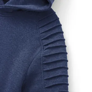 Nahaufnahme eines navyblauen Herren-Kapuzenpullovers mit gefalteten Raglanärmeln