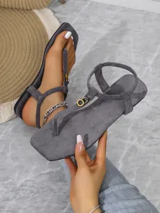 Détail des sandales à bout carré en daim gris avec brides de cheville pour femmes