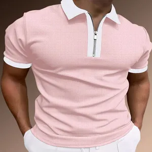 Detailansicht eines hellrosa Herren-Poloshirts mit weißem Kontrastkragen und Reißverschluss