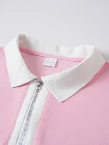 Detailansicht des rosa-weißen Herren-Poloshirts mit Reißverschluss und Waffelstrick