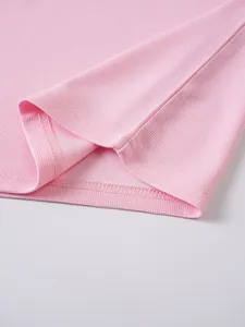 Detaillierte Nahaufnahme der Doppelnähte und der Textur des rosa Piqué-Stoffes am Saum