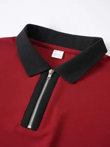 Detailansicht des Herren-Polo-Kragens mit metallischem halbem Reißverschluss und Gewebe.