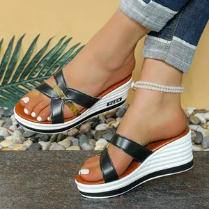 Elegantes sandalias de cuña negras para mujer con suela de plataforma y hebillas doradas