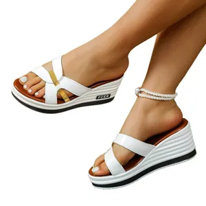 Sandalias de cuña blancas para mujer con detalle de hebilla dorada