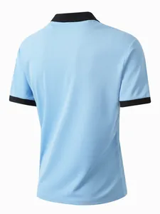 Rückansicht eines hellblauen Herren-Poloshirts mit schwarzen Kontrastbündchen