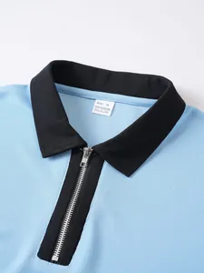 Detailansicht eines hellblauen Poloshirts mit schwarzem Kragen und Reißverschluss
