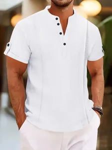 Nahaufnahme eines weißen Kurzarm-Henley-Shirts für Herren mit Plissee-Struktur