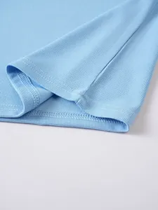 Makrodetail aus atmungsaktivem hellblauem Stoff und Nähten an einem Herren-Poloshirt