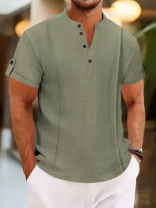 Detail eines olivgrünen Herren-Henley-Shirts mit Kurzarm und strukturierter Stoffqualität
