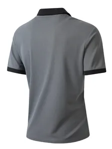 Rückansicht eines kurzärmeligen Herren-Poloshirts in Grau und Schwarz für Sport und Freizeit