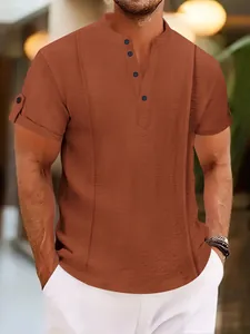 Detailansicht eines braunen Herren-Henley-Shirts aus Polyester-Baumwolle mit Struktur