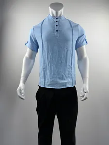 Detailansicht eines hellblauen Kurzarm-Henley-Shirts mit Knopfleiste und Plissee-Struktur
