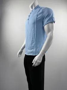 Seitenansicht eines hellblauen Henley-Shirts mit Falten für Herren aus Baumwolle