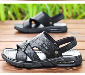 Vista macro detallada de sandalias de cuero genuino para hombre con hebilla lateral negra