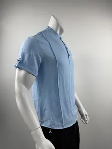 Seitenansicht des hellblauen Herren-Henleyshirts mit Kurzarm und Crinkle-Struktur