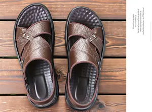 Vista superior de sandalias de cuero marrón para hombre con tiras cruzadas y textura.