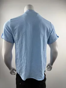 Detaillierte Rückansicht eines hellblauen Kurzarm-Henley-Shirts für Herren im Freizeitstil