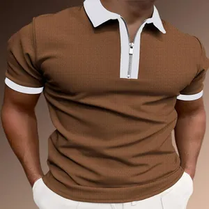 Nahaufnahme eines braunen Herren-Poloshirts mit weißem Reißverschlusskragen