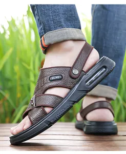 Primer plano de sandalias de cuero marrón para hombre con suela de aire transpirable.