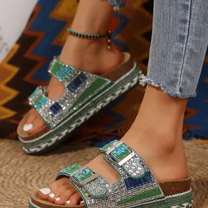 Gedetailleerde weergave van boho platformsandalen met strassteentjes en blauwe kralen