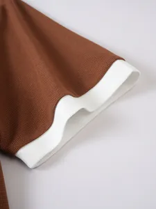 Detailaufnahme eines braunen Poloshirts mit weißem, kontrastierendem Rippbündchen
