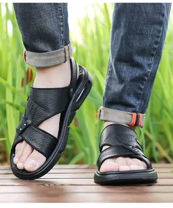Primer plano de sandalias de cuero negro para hombre con suelas antideslizantes cómodas