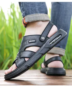 Detalle de sandalias de cuero negro para hombre con cojín de aire y suela antideslizante