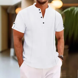 Klassisches weißes Herren-Kurzarm-Henley-Shirt mit Faltenstruktur und lässigem V-Ausschnitt