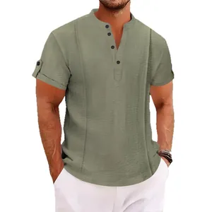 Herren-Henley-Shirt in Salbeigrün, Kurzarm mit plissierter Textur und V-Ausschnitt.